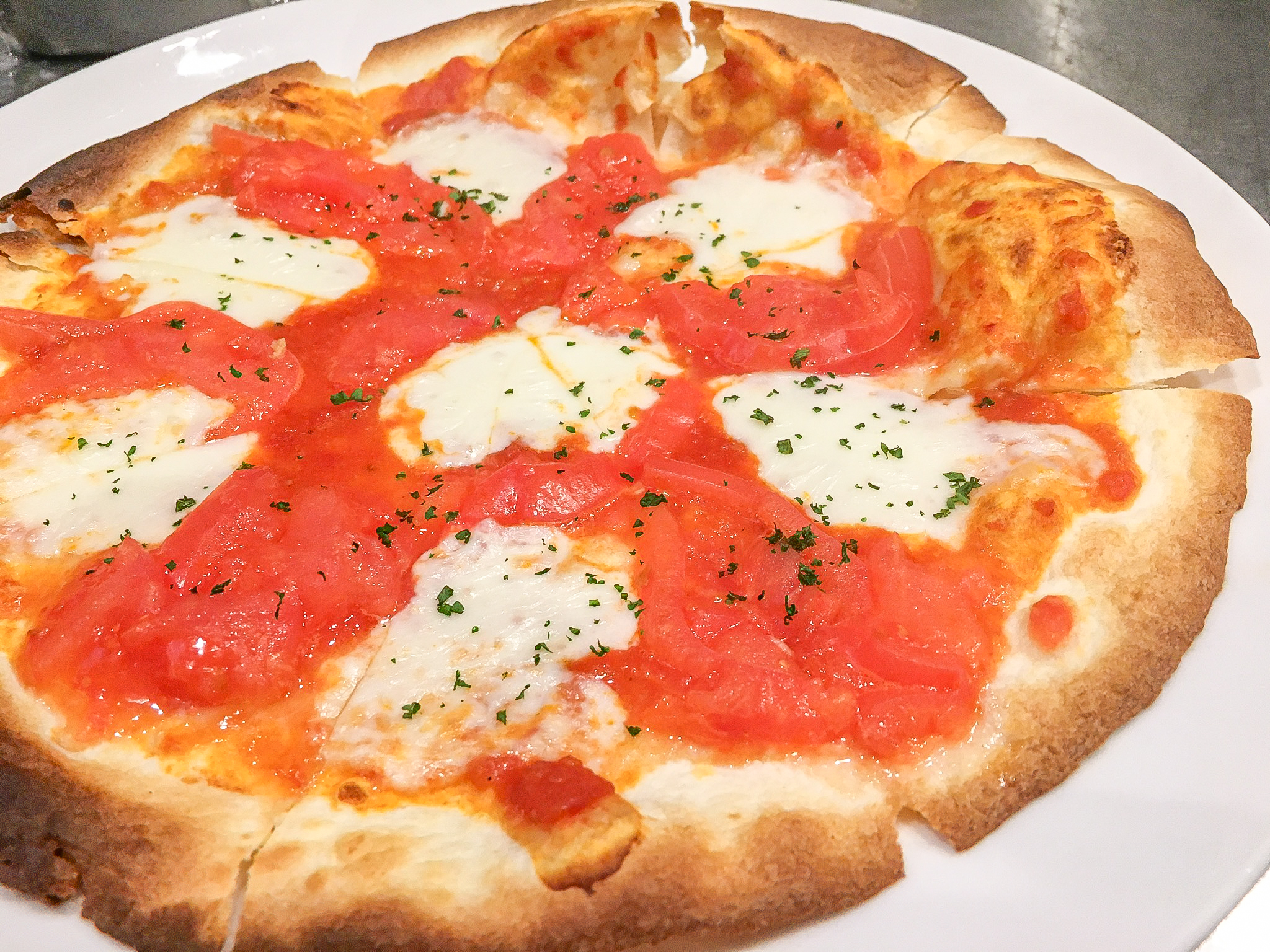 フレッシュトマトとモッツァレラチーズのピザ860円